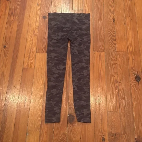 Spanx seamless camp size medium leggings excellent condition - Picture 3 of 4